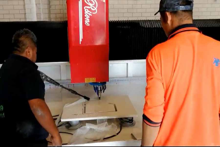 東南亞石材加工中心客戶調(diào)試現(xiàn)場(chǎng)