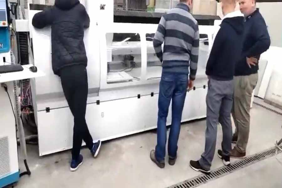 國(guó)外客戶設(shè)備安裝調(diào)試中